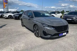 PEUGEOT 308 gris selenium en vue 3/4 avant droit, avec calandre noire et jantes alliage distinctives GT.