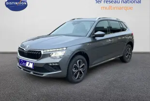 SUV Skoda Kamiq gris graphite métal en vue 3/4 avant droit, avec jantes bi-ton et toit ouvrant.