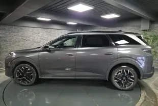 Peugeot 5008 gris métallisé vue de profil côté gauche, avec jantes alliage 19'' noires et barres de toit.