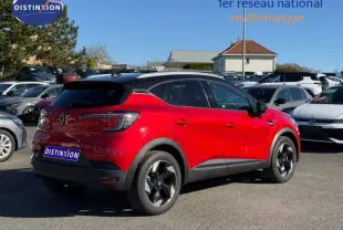 Renault Captur 1.0 Eco-G 100ch Techno rouge flamme en 3/4 arrière droit, toit noir et jantes noires distinctives.