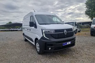 Renault Master blanc en vue 3/4 avant droit, avec calandre noire distinctive et plaque "Zero KM" visible.