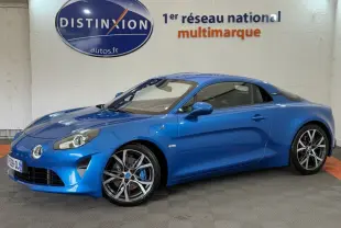 Vue 3/4 avant droite d'une Alpine A110 Légende bleu brillant avec jantes alliage et phares ronds LED.