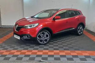 Renault Kadjar Intens rouge vue 3/4 avant droit, avec jantes alliage et toit ouvrant visible.