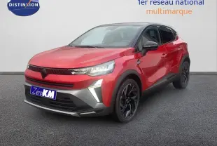 Renault Captur E-Tech hybride rouge passion avec toit noir, vue 3/4 avant mettant en valeur ses phares LED et jantes noires.