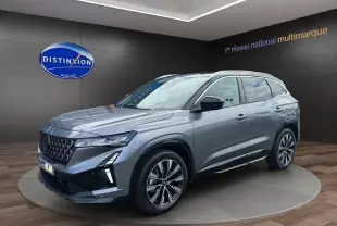 Renault Austral PH2 Techno hybride gris schiste avec toit noir, vue 3/4 avant droit en showroom.