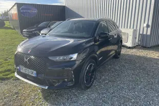 DS7 Crossback noir vue 3/4 avant droit, calandre distinctive DS et jantes noires au soleil.