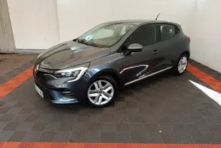 Renault Clio Business TCe 100 gris foncé vue 3/4 avant droit, avec phares LED et jantes alliage argentées.