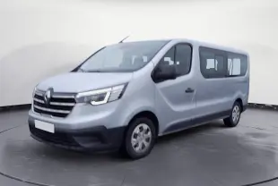 Renault Trafic Combi gris clair métal vu en 3/4 avant droit, avec calandre noire et vitres latérales teintées.