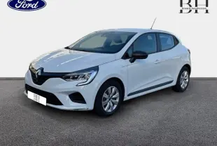 Renault Clio 1.0 SCe 65ch Life blanche vue 3/4 avant droit avec enjoliveurs et rétroviseurs noirs.