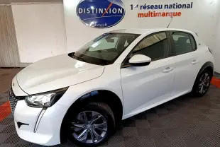 Peugeot 208 électrique blanche vue en 3/4 avant droit, avec phares LED et jantes alliage gris.