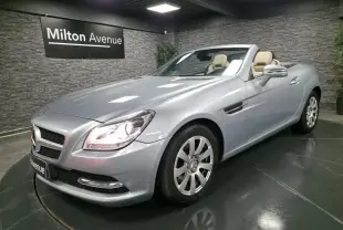 Mercedes SLK 250 CDI gris métallisé en cabriolet, vue 3/4 avant droit avec sellerie cuir beige visible