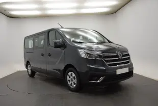 Renault Trafic Combi gris comète en 3/4 avant droit, fourgon 9 places avec calandre chromée et phares LED.