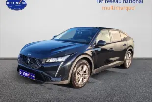 Vue 3/4 avant droit d'une Peugeot 408 Hybrid 145 Allure noire avec jantes alu et feux LED allumés.