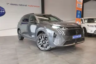 Peugeot 5008 gris titanium en 3/4 avant droit, avec calandre noire et jantes alliage 19'' diamantées.