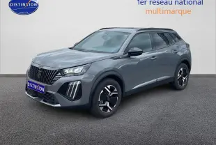 Peugeot 2008 E-136 allure gris sellenium, vue 3/4 avant droit, avec jantes alu et barres de toit noires.