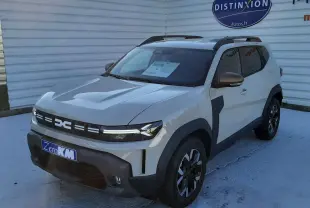 Vue 3/4 avant droite du Dacia Duster 1.6 Hybrid 140ch Extreme couleur Sandstone avec jantes biton et barres de toit noires.