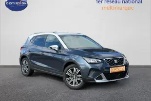 SEAT Arona 2025 bleu saphir métal avec toit blanc, vue 3/4 avant droit mettant en valeur ses jantes et calandre.