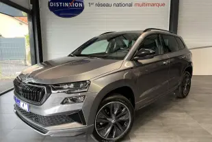 SKODA KAROQ gris perle en 3/4 avant droit avec jantes alliage 19'' Sagitarius anthracite et calandre noire sportive.