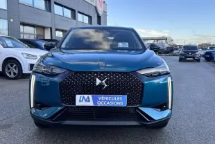 Vue frontale d'une DS3 1.2 Hybride 145 Étoile bleu métal, avec calandre noire à motif losange et feux LED verticaux.