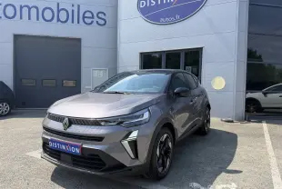 Renault Captur 2026 gris Cassiopée bi-ton en vue 3/4 avant, avec jantes aluminium noires et calandre moderne.