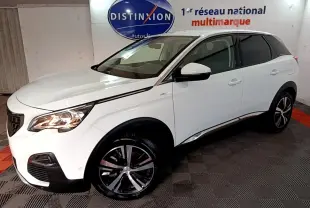 Peugeot 3008 blanc vue 3/4 avant droit en intérieur, avec jantes alliage et logo HYBRID sur aile avant.