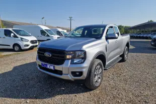 Ford Ranger Super Cabine gris iconic en 3/4 avant droit, avec calandre noire et plaque Zero KM visible.