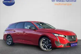 Peugeot 308 SW Rouge Elixir vue 3/4 avant droit, avec jantes alliage et signature lumineuse distinctive.