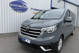Renault Trafic Combi gris urbain vu en 3/4 avant droit, avec calandre chromée et phares LED modernes.