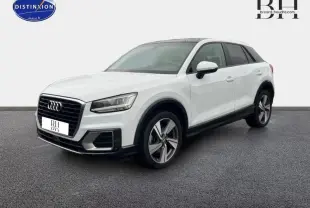 Audi Q2 blanc Ibis vue 3/4 avant droit, avec jantes alu 18 pouces et toits ouvrant électrique visible
