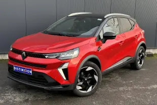 Renault Captur 2025 rouge flamme et noir, vue 3/4 avant droit avec jantes alu diamantées noires et railing de toit alu.