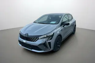 Renault Clio V E-Tech 145 Esprit Alpine Bose gris rafale, vue 3/4 avant avec jantes noires et feux LED distinctifs.