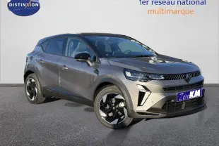 Renault Captur 2025 gris métallisé en 3/4 avant droit avec jantes alliage et feux LED distinctifs.