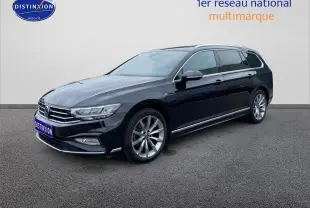 Volkswagen Passat SW noire vue en 3/4 avant droit avec jantes alliage et barres de toit chromées.