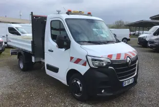 Renault Master Châssis cabine blanc vu en 3/4 avant droit avec benne, coffre noir et marquages rouges réfléchissants.