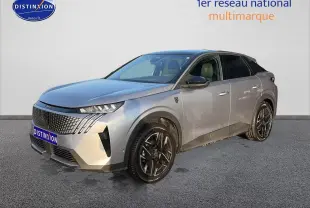 Peugeot 3008 gris en 3/4 avant droit, avec calandre distinctive et jantes alliage noires.