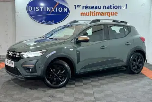 Vue 3/4 avant droite d'une Dacia Sandero Extreme+ TCe 110 2024 verte avec jantes noires et barres de toit.