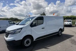 Renault Trafic Fourgon blanc vu de trois quarts avant droit, avec calandre noire et jantes acier simples.