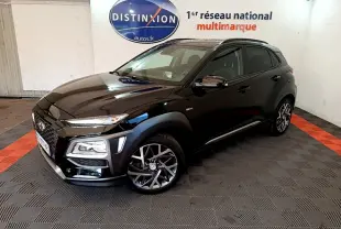 Hyundai Kona noir en 3/4 avant droit dans un showroom avec logo Distinxion en arrière-plan.