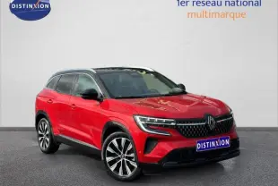 Renault Austral Rouge Flamme en 3/4 avant droit, SUV hybride avec calandre distinctive et jantes alliage.
