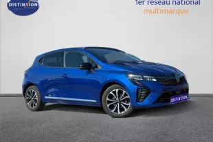 Renault Clio 2025 Bleu Iron en 3/4 avant droit, avec jantes alliage et calandre au design moderne.