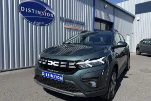 Vue 3/4 avant d'une Dacia Sandero Stepway TCE 90 ch Expression vert cèdre avec calandre noire et feux LED distinctifs.