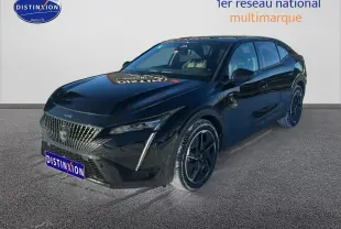 Peugeot 408 Hybrid 145 GT noir en 3/4 avant droit, avec jantes alu et phares LED distinctifs.