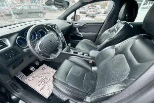 Intérieur noir cuir de la Citroën DS4 2012 vu côté conducteur, avec volant multifonctions et boîte manuelle.