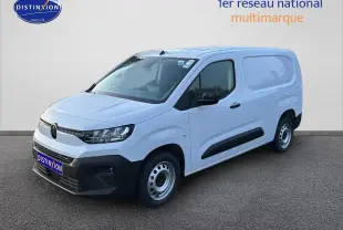 Vue 3/4 avant droite d’un Citroën Berlingo Fourgon blanc avec porte latérale coulissante et pare-chocs noirs.