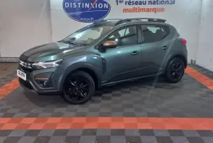 Vue de profil droit d'une Dacia Sandero Extreme+ TCe 110 2024 vert avec jantes noires et rétroviseurs bronze.
