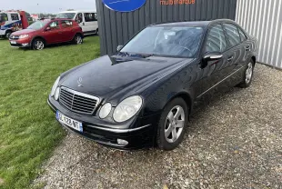 Mercedes Classe E 320 CDI noire vue en 3/4 avant droit, avec calandre chromée et jantes alliage cinq branches.