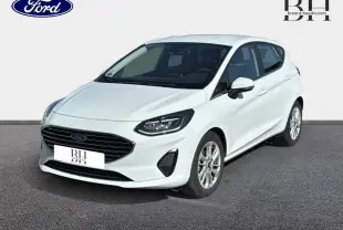 Ford Fiesta blanc glacier vue 3/4 avant droit avec calandre noire et jantes alu brillantes.