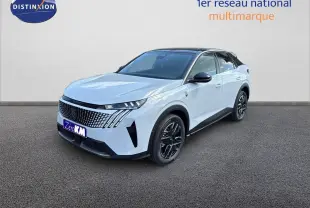 Peugeot 3008 blanc Okenite en 3/4 avant droit, toit noir et jantes alliage noires distinctives.