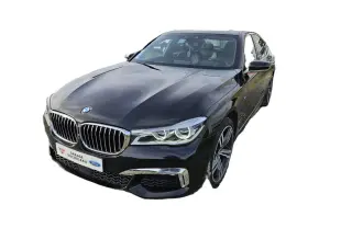 BMW Série 7 G11 noire vue en 3/4 avant droit, avec phares LED et calandre chromée distinctive M Sport.