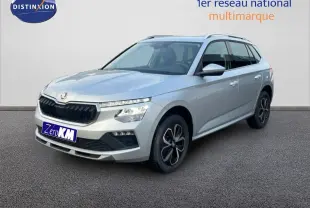 Vue 3/4 avant droit d'un Skoda Kamiq gris argent métallisé avec jantes bi-ton et calandre noire distinctive.